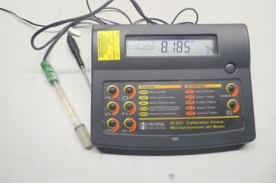 Hanna Instruments HI 223 Calibration Check Micro Processor PH Meter