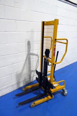 Wilmat Pedestrian Hydraulic Lift