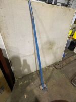 Heavy duty roller pinch bar