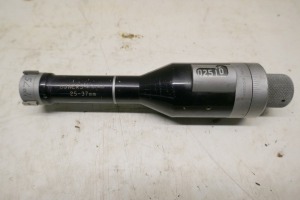 Bowers 25-37mm Bore Micrometer