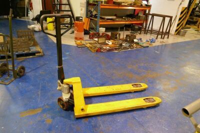 Pallet Truck Max Capacity 1000Kg