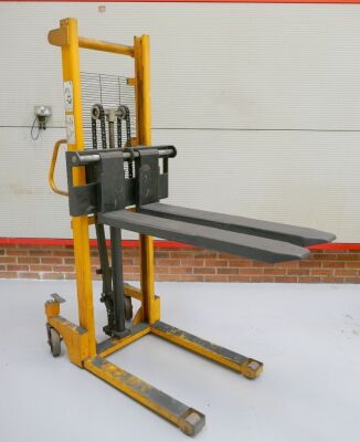 TUV Hand Operated Hydraulic Lift Truck