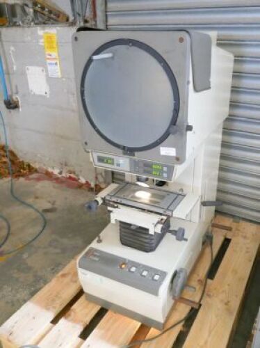 Mitutoyo PJ-300 Shadowgraph