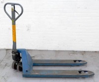 Manutan Pallet Truck 2000Kg