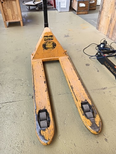Pallet truck