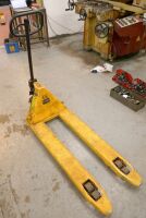 1680kg Pallet Truck